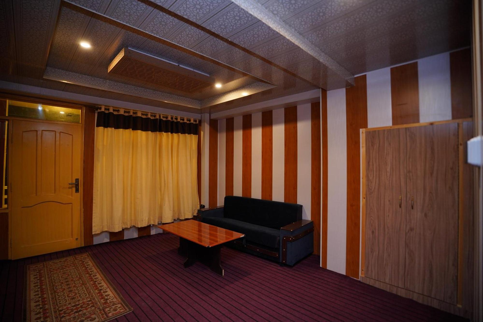 Hunza Elites By Orane Hotel Karimabad  Exterior photo